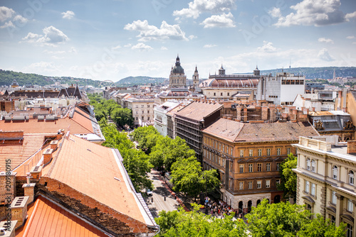 Photo Top view on Andrassy avenue with old residential buildings and saint Stephen chu