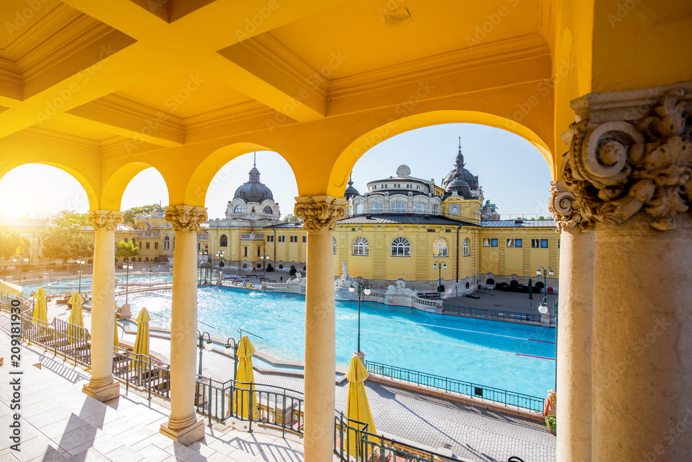 Naklejka premium Zewnętrzne kąpiele termalne Szechenyi o poranku bez ludzi w Budapeszcie na Węgrzech