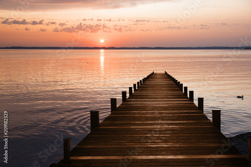 Holzsteg am See und romantischer Sonnenuntergang