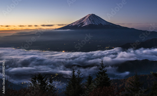 夜明けの富士山と雲海