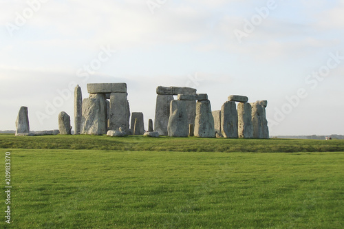 Stonehenge (Salisbury, England), megalith complex in the middle of vast fields 