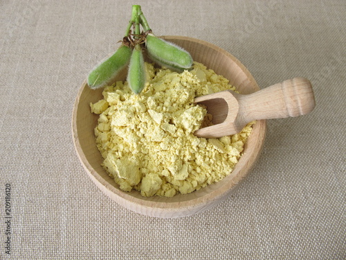 Lupinenmehl in einer Holzschale