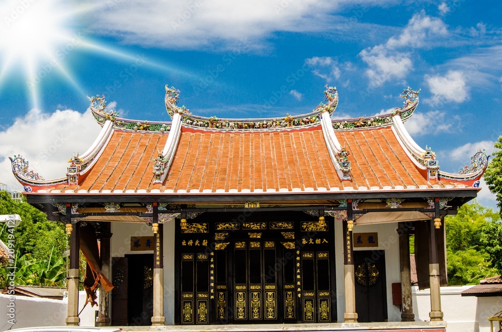 Fototapeta premium Chinesischer Tempel im Gegenlicht