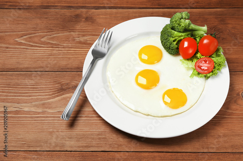 fried eggs with tomatoes and broccoli