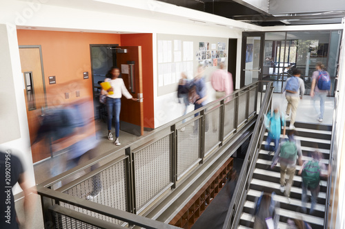 Papier peint Busy High School Corridor During Recess With Blurred Students And Staff