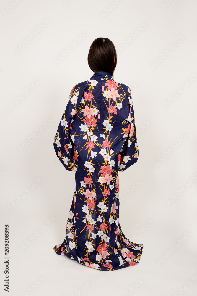 浴衣を脱ぐ女性の後姿 浴衣を脱ぐ女性の後姿