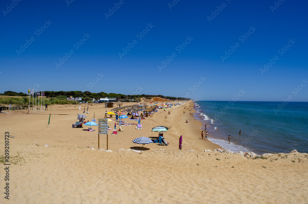 Turistas en una playa del Algarve Portugal un día de verano