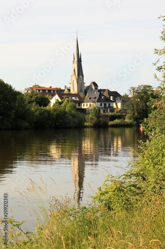 Blick über den Main auf Hanau-Kesselstadt mit Friedenskirche