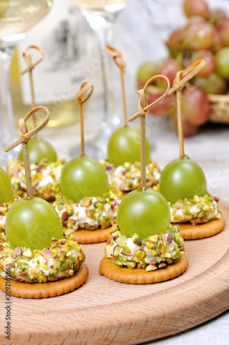 Fotografija Cottage cheese cushions with grapes