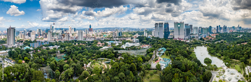 Naklejka premium Antenowe drone panoramiczny widok na panoramę Malezji stolicy Kuala Lumpr
