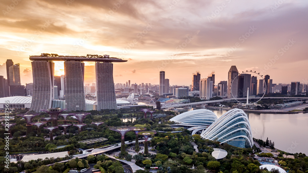Fotografía Aerial drone view of Singapore city skyline at sunset |  Posters.es