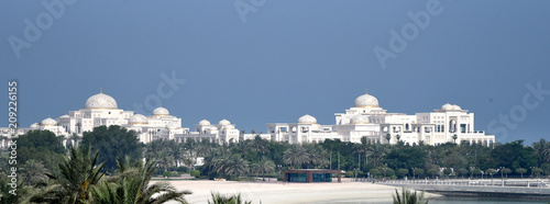 Weißer Palast von Scheich Chalifa bin Zayid Al Nahyan in Abu Dhabi mit Palmen und weißem Sandstrand im Vordergrund photo