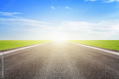 Canvastavla Asphalt road and blue sky background