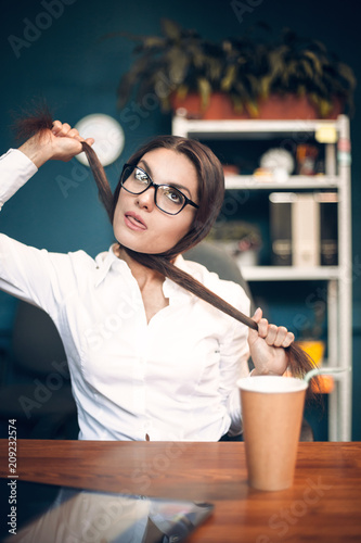 Fotografía Beautiful mad woman choking herself with her hair