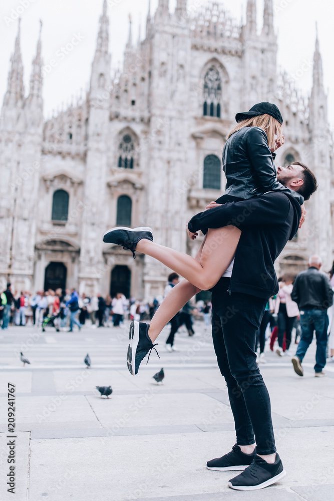A love story in the town square with a guy and a girl.Young people travel.