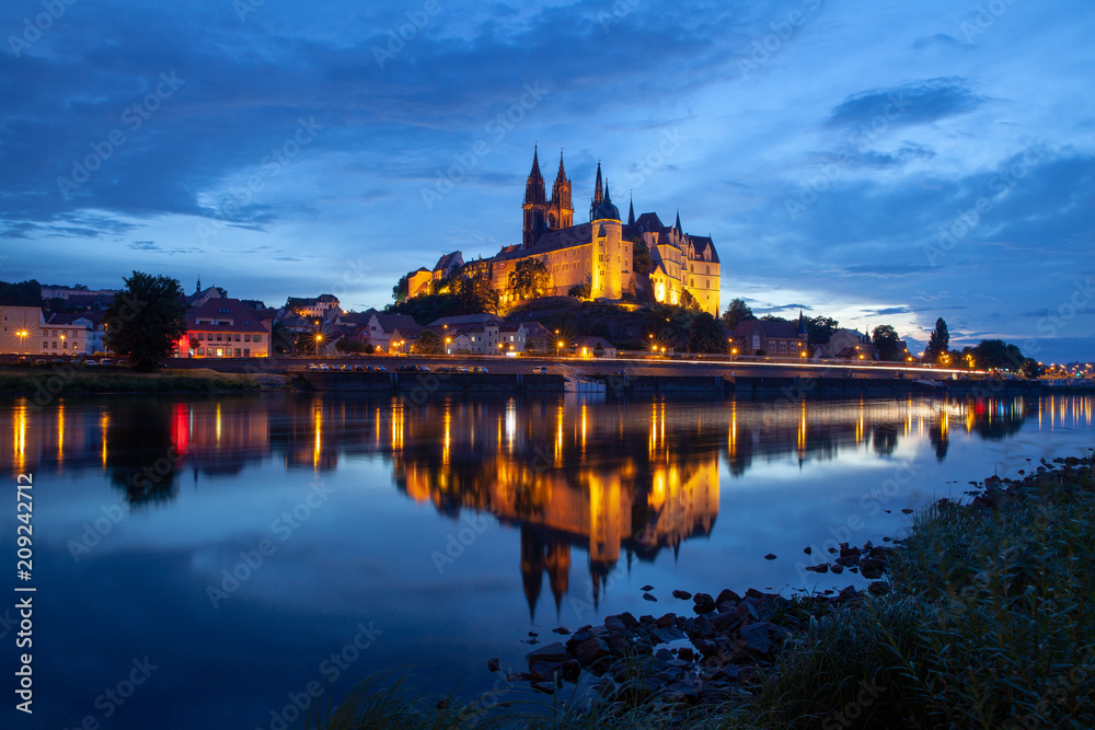 Obraz premium Albrechtsburg and Meissen city skyline on the river Elbe at night Germany