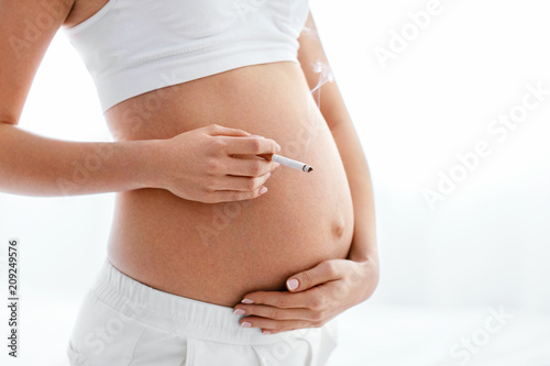 Pregnancy. Pregnant Smoking © puhhha