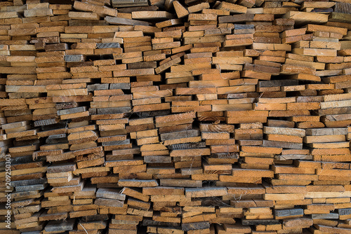 accumolo di assi di legno tagliate