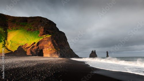 Cuadro en lienzo Incredible view of the Black beach and troll toes