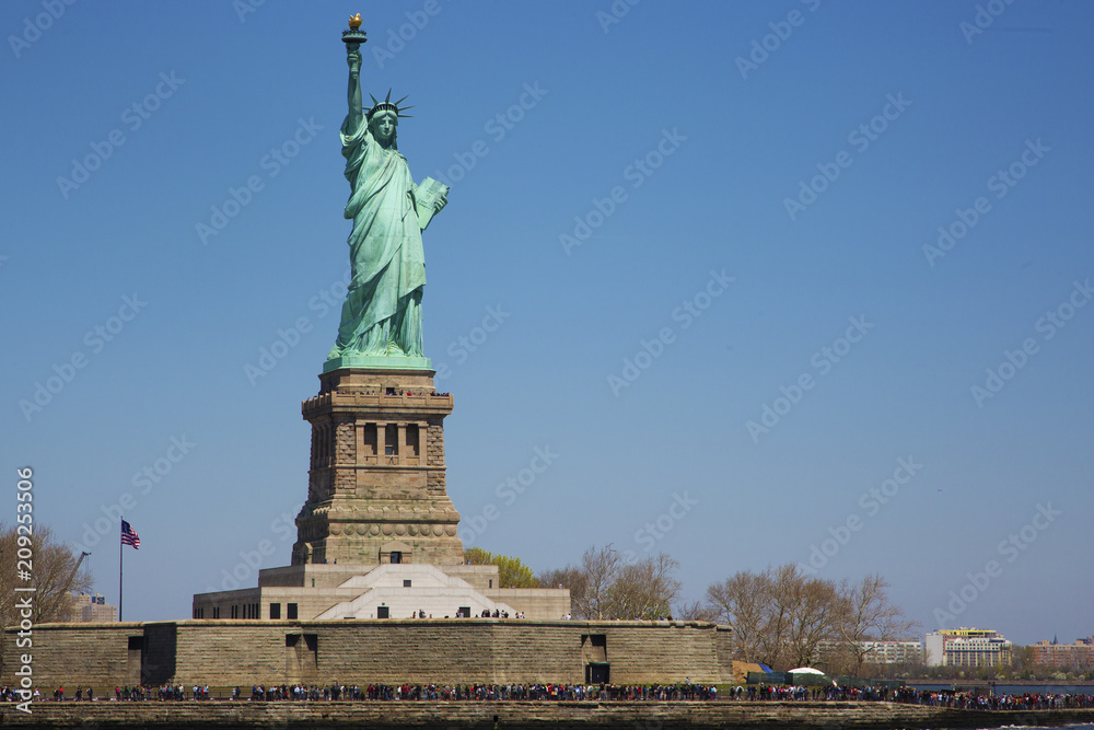 People queued to visit the statue of liberty