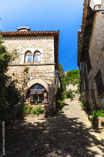 Fototapeta Naklejka Na Ścianę i Meble -  Ruelle du village de Bruniquel,Tarn, Midi-Pyrénées, Occitanie, France