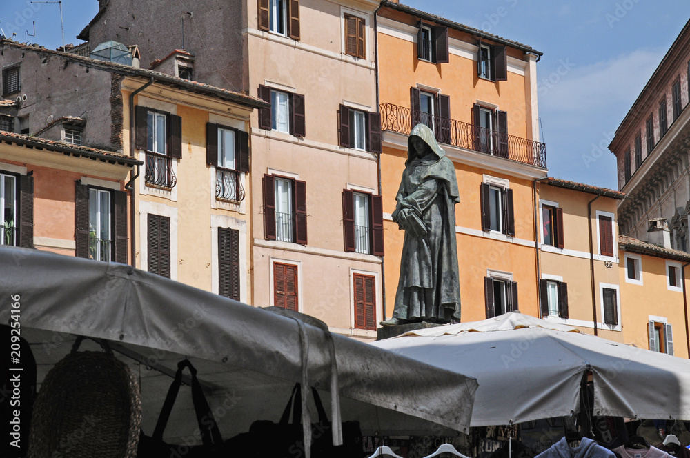 Roma, Piazza Campo de' Fiori e la statua di Giordano Bruno