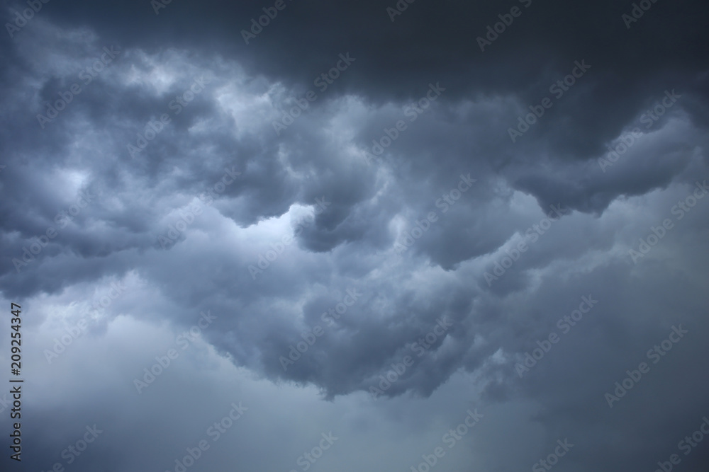 Obraz premium Dark ominous grey storm clouds