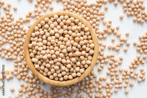 Tableau sur toile dry raw chickpeas in a bowl