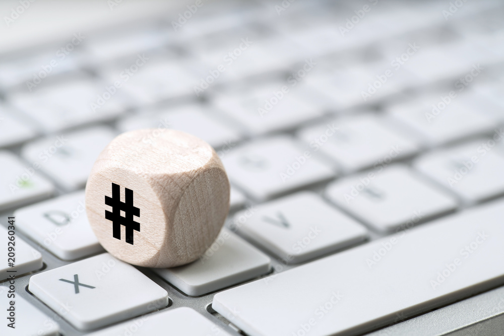 Würfel auf Tastatur mit Hashtag-Symbol Stock-Foto | Adobe Stock