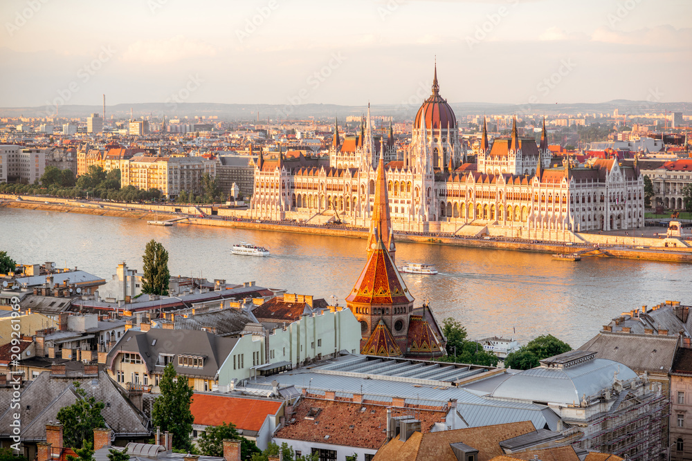 Fototapeta premium Widok na panoramę miasta ze słynnym budynkiem Parlamentu w świetle słońca w Budapeszcie, Węgry