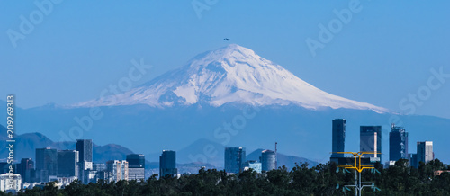 Ciudad de México, de fondo volcán Popocatepetl y avión photo