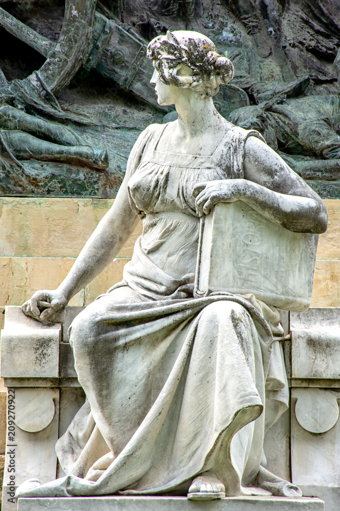 figura alegoria de la historia en monumento, segovia