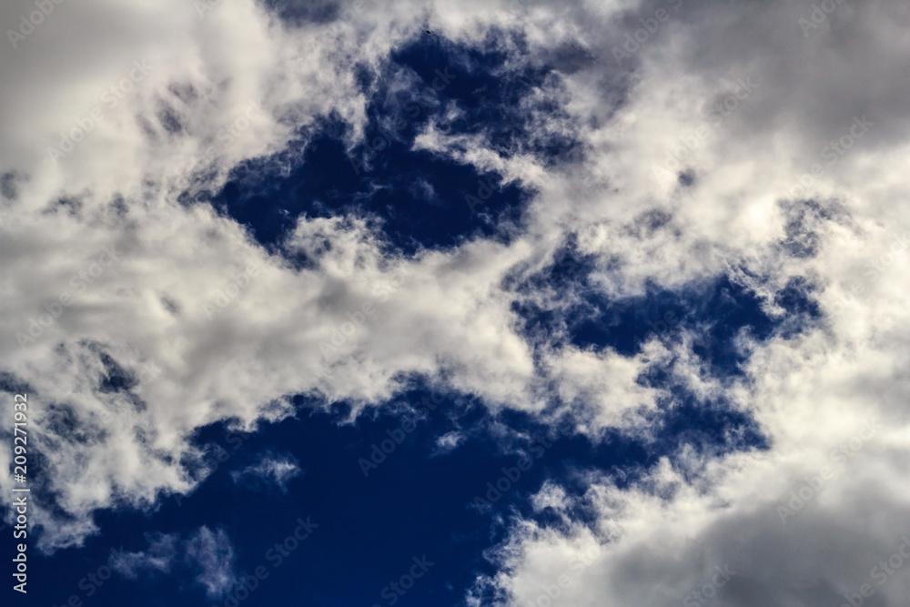 Obraz premium Blue sky with cloudy as a background wallpaper