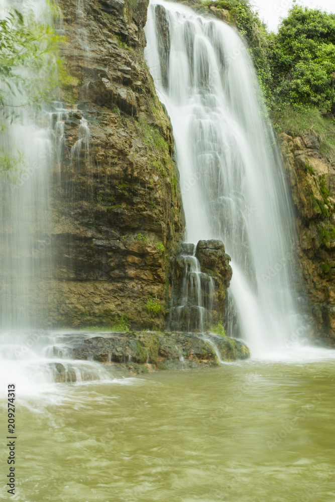 cascada en parque Muel, Zaragoza cascada en parque Muel, Zaragoza