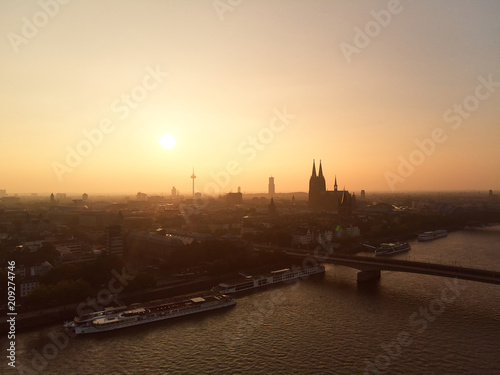 Kölner Dom und Köln bei Sonnenuntergang