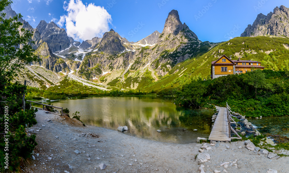 Fototapeta premium Dolina Kežmarskej Bielej vody, Kezmarska Valley, View on Lomnica