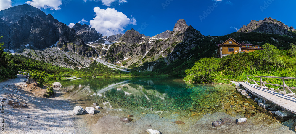 Fototapeta premium Dolina Kežmarskej Bielej vody, Kezmarska Valley, View on Lomnica