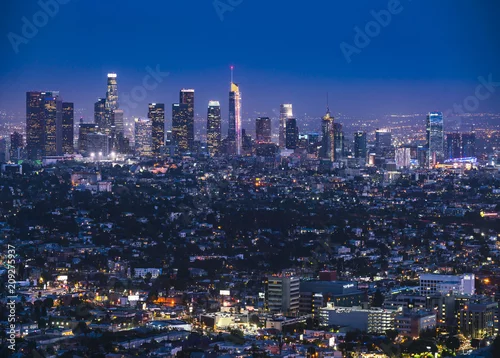 Obraz los angeles, kalifornia, usa, -5-17-17: los angeles skyline at night.