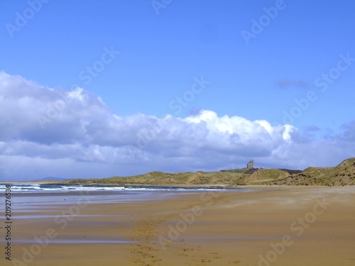 Strandspaziergang mit blick auf eine Burg