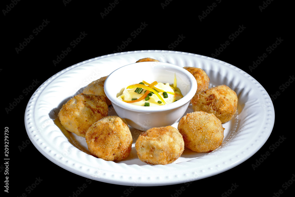 Delicious hot piqueos, small balls stuffed with ceviche, ideal to enjoy as an entry into a seafood restaurant.