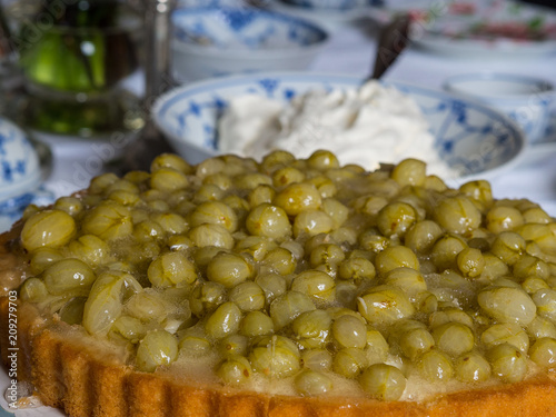 Stachelbeerkuchen mt Sahne photo