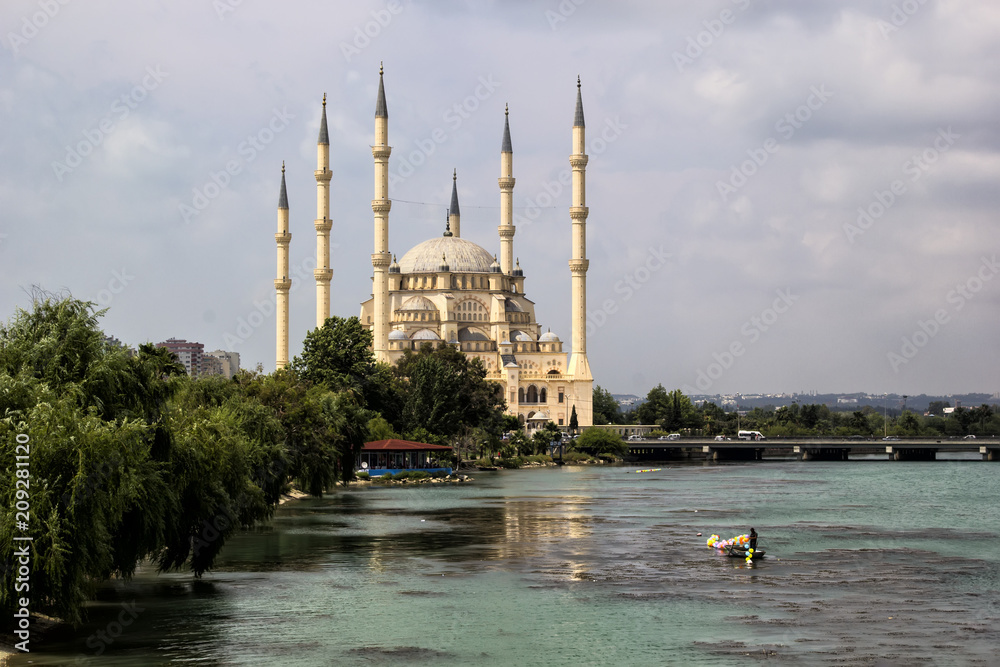 Naklejka premium Adana Sabanci Central Mosque, Seyhan River and Clouds - Adana, Turkey 