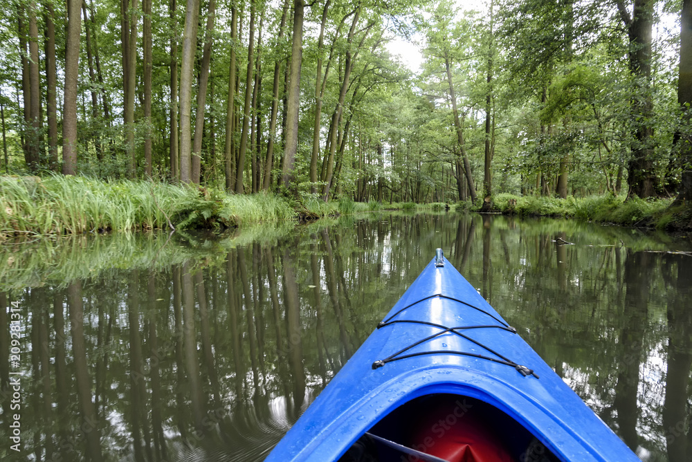 Fahrt mit dem Paddelboot auf einem Kanal im Spreewald in Brandenburg