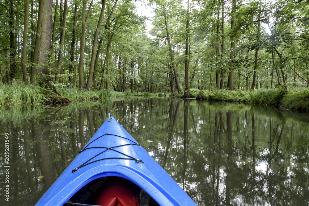 Fahrt mit dem Paddelboot auf einem Kanal im Spreewald in Brandenburg Fahrt mit dem Paddelboot auf einem Kanal im Spreewald in Brandenburg