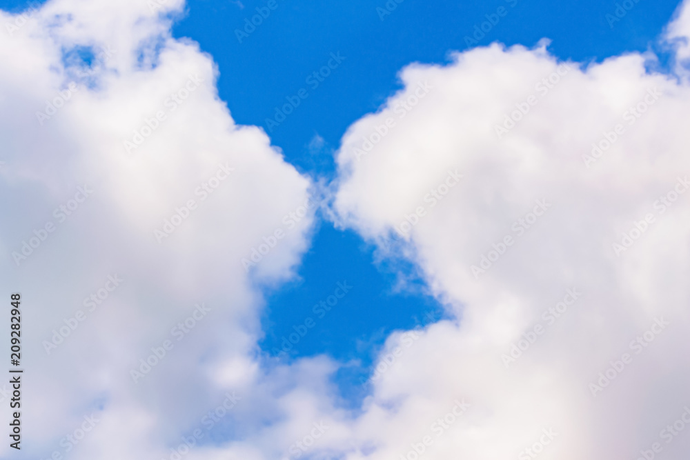 Obraz premium The blue skies and constantly moving clouds.