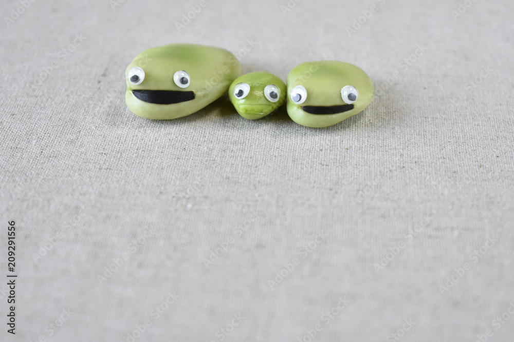 そらまめ家族 夫婦 子ども 一列 かわいい 80 Stock イラスト Adobe Stock そらまめ家族 夫婦 子ども 一列 かわいい 80 Stock イラスト Adobe Stock