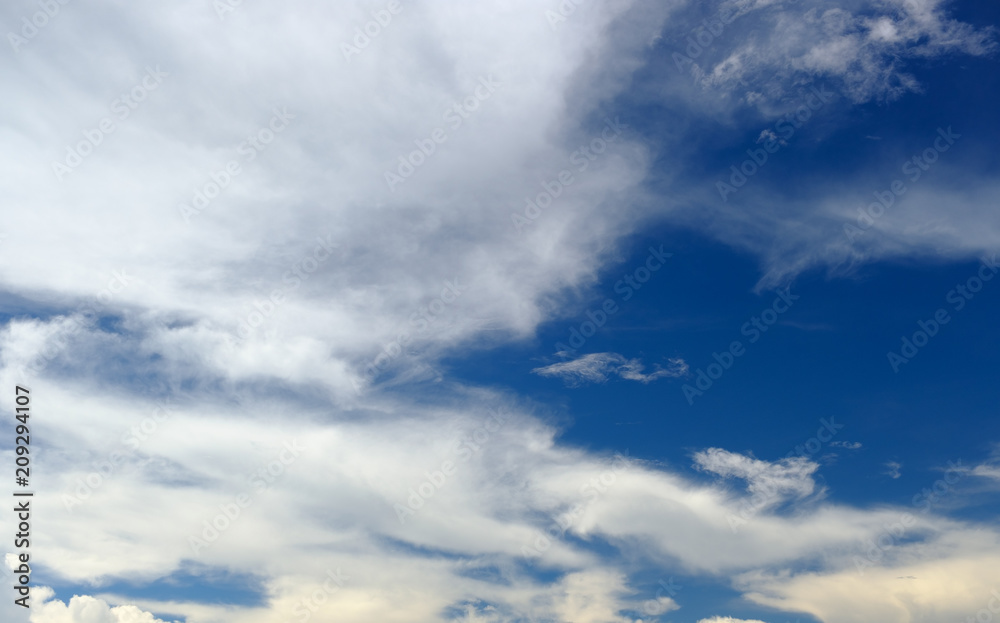 Obraz premium White cloud in blue sky