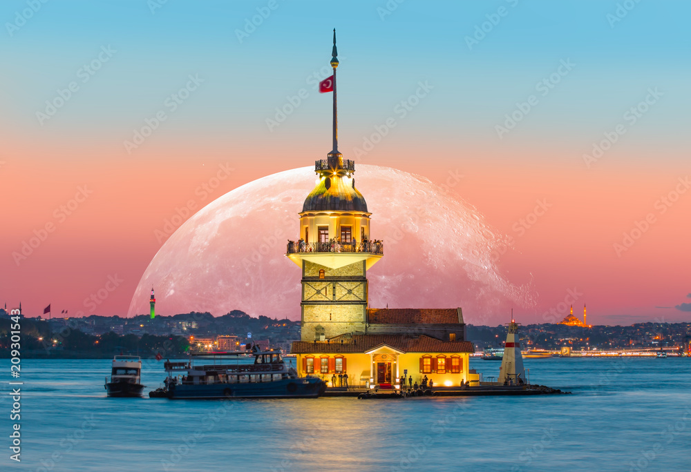 Fototapeta premium Istanbul Maiden Tower z super księżycem (kiz kulesi) „Elementy tego obrazu dostarczone przez NASA”