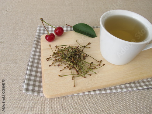 Tee aus Kirschstielen