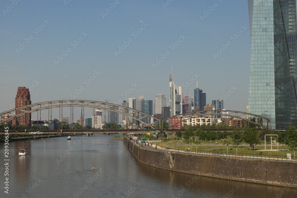 Blick von Osten auf Frankfurt mit Hafenpark und Deutschherrnbrücke im Vordergrund